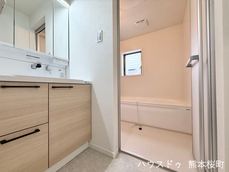 ■清々しいリフレッシュ空間■自分を磨き、気持ちを切り替える。心地よい光が差し込むプライベートスペース