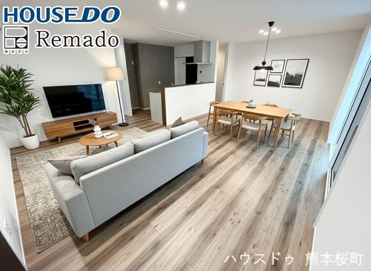 ■□■リビング■□■
大きな窓からの採光で明るく、あたたかな空間に♪リビングに階段があるので家族とのコミュニケーションも増え、お家全体の雰囲気もあたたかくなりますね♪※家具はCGです