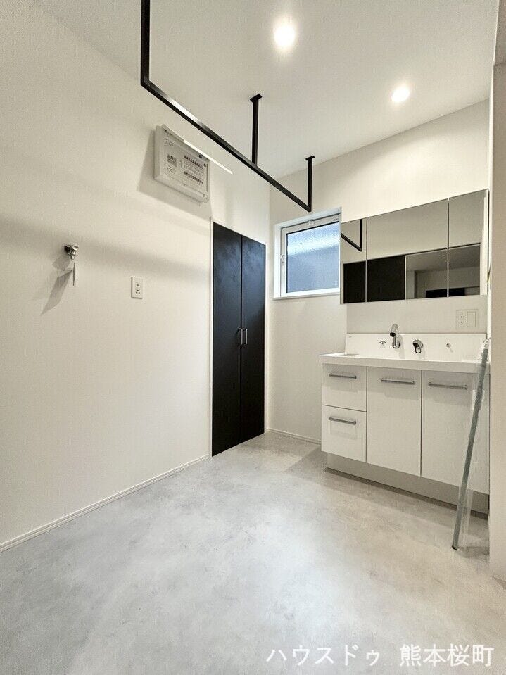 ■□■洗面所■□■
三面鏡付きの洗面化粧台♪鏡の裏には収納スペースあり!脱衣所にはハンガーをかけるスペースが設けてあるので乾かした服をかけたり使い方は様々◎