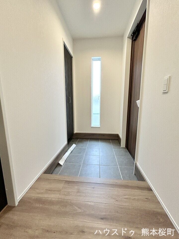 ■□■玄関■□■
スリット窓がオシャレな玄関♪収納スペースも豊富で、スッキリとした玄関でお出迎え♪