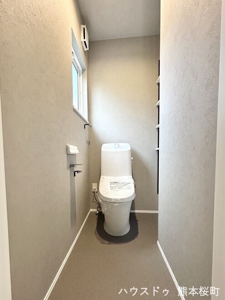 ■□■トイレ■□■
トイレは温水洗浄便座付きで年中快適にご使用いただけます☆窓から光も入り、換気も簡単に行え清潔感のあるトイレとなっております♪収納スペース付き!