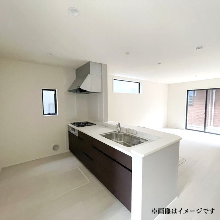 収納もたっぷりで、調理器具や食材を整理整頓できます。
明るい照明と、デザイン性のあるキッチンで楽しい料理時間を提供します。毎日の料理が一段と楽しくなること間違いなしです。※別棟類似タイプ写真