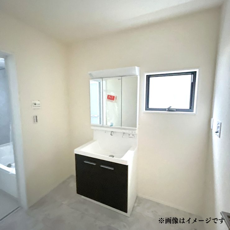 スタイリッシュで機能的な洗面台。
広々とした鏡と豊富な収納スペースで、毎日の身支度がスムーズに。※別棟類似タイプ写真