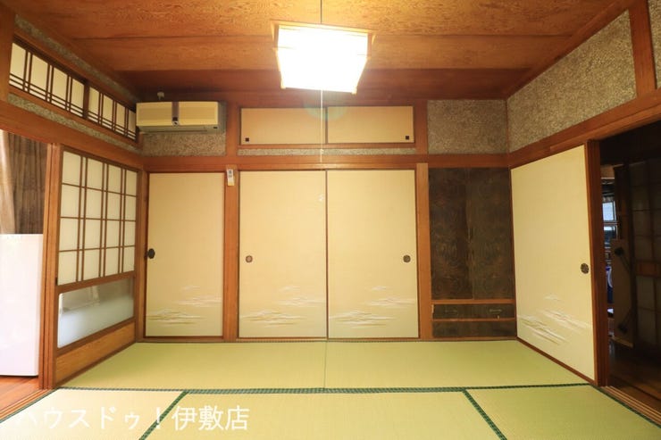 本城町 中古戸建 【和室6帖】
広々とした押入付きの和室。布団なども楽々収納できます
