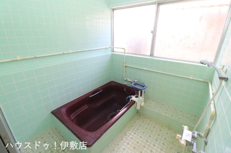 本城町 中古戸建 【浴室】
大型の浴槽に浸かって日頃の疲れを癒して頂く事が出来ますね