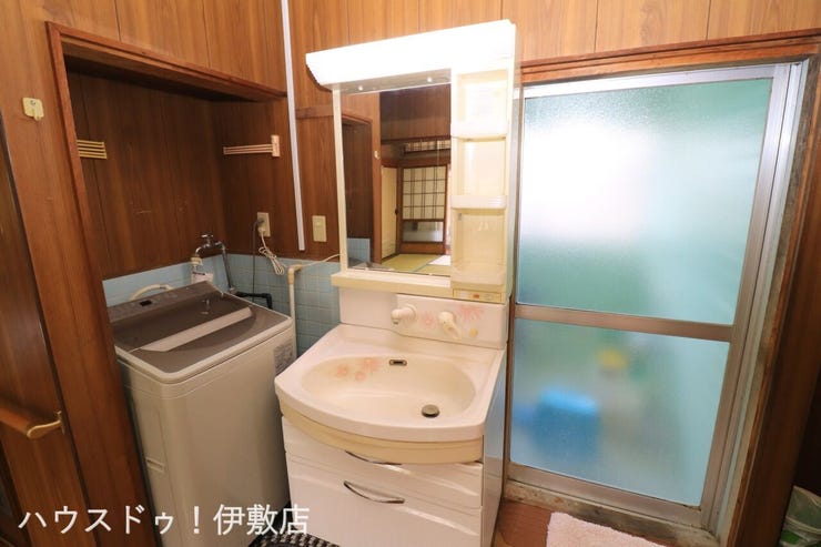 本城町 中古戸建 【洗面台】
白く清潔な洗面台は一日のはじまりのスイッチを入れるのにピッタリなスペース。