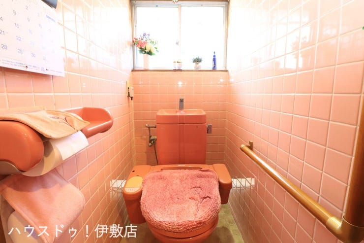 本城町 中古戸建 【トイレ】
手すりを設置した安心設計のトイレ。立ち座りの動作をサポートし、幅広い世代に優しい空間です。