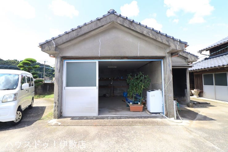 本城町 中古戸建 【駐車場】
扉付きの車庫！雨の日も濡れずに車を駐車できます