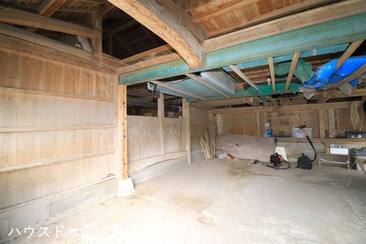 本城町 中古戸建 【納屋】
納屋は左右に分かれております。写真は右側