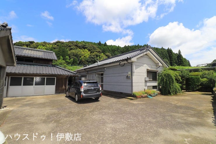 本城町 中古戸建 【外観写真】
・広々とした畑付で、野菜を育てることも
・納屋もついており、作業場としても
・スローライフにいかがでしょうか？