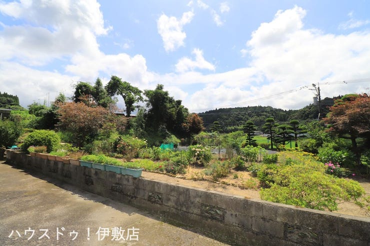 本城町 中古戸建 【畑】
広々とした畑付きで、野菜を育てたり、自給自足も楽しめます