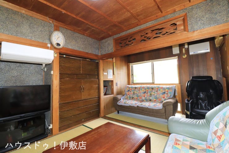 本城町 中古戸建 【和室6.75帖】
2面が収納スペースとなっており、収納豊富な和室です