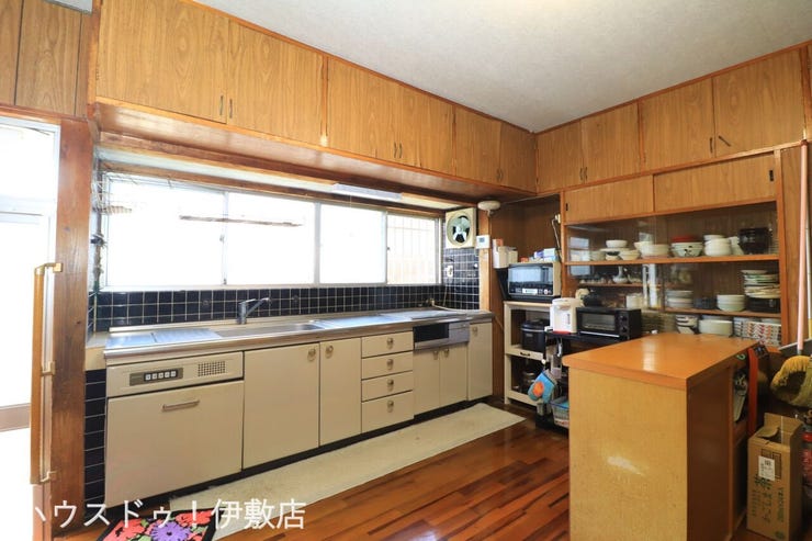本城町 中古戸建 【ダイニングキッチン】
広々としたダイニングキッチンは、家族団らんの場。上下の豊富な収納で、すっきり片付きます