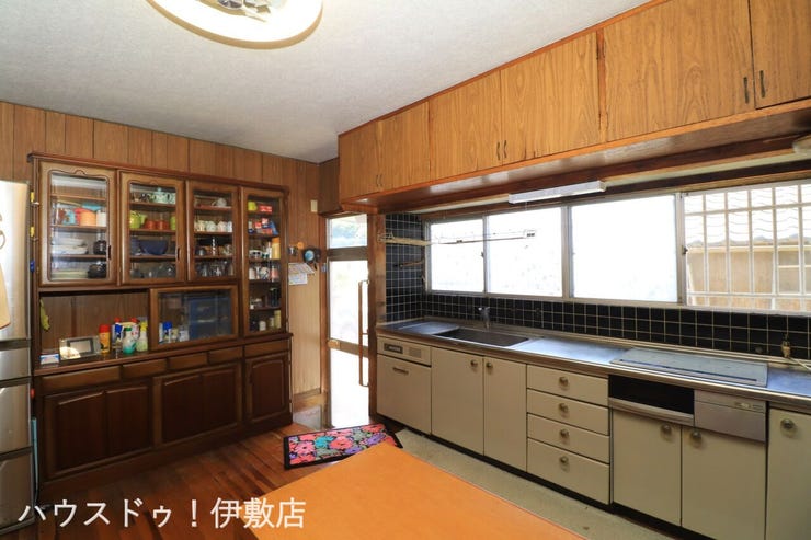 本城町 中古戸建 【ダイニングキッチン】
勝手口付きで玄関を通らずにゴミ出しが可能です