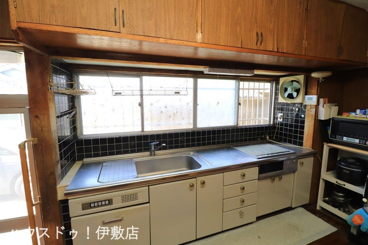 本城町 中古戸建 【キッチン】
ステンレス製のワークトップで傷に強く、耐久性があります