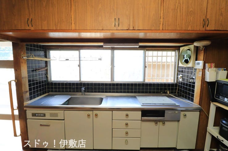 本城町 中古戸建 【キッチン】
窓が多くあり、手元を明るく照らしてくれます