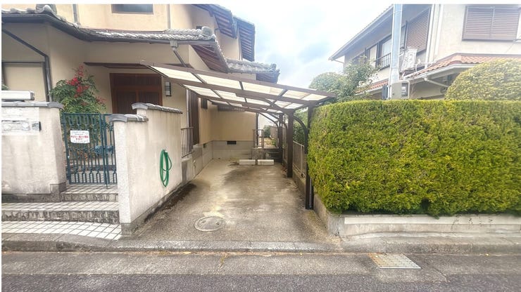 カーポート付きで雨の日の乗り降りにも濡れにくい駐車場です◎