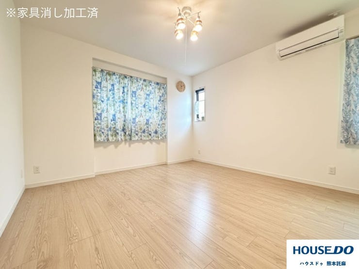 淡い色のフローリングが魅力!明るいリビングで家族団欒できます♪