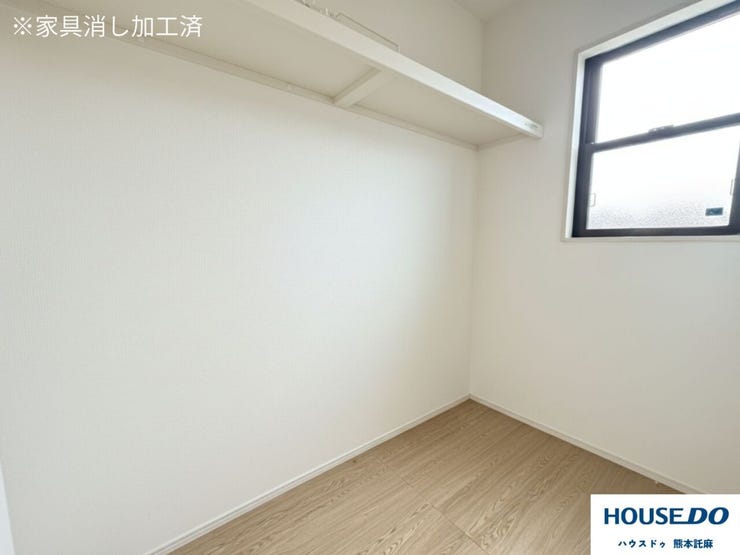 窓付きのウォークインクローゼット!洗濯物の室内干し場にもおすすめです♪