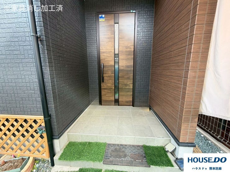 木目のドアがおしゃれな玄関♪