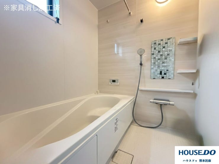 淡い木目調のアクセントパネルがおしゃれな浴室です♪