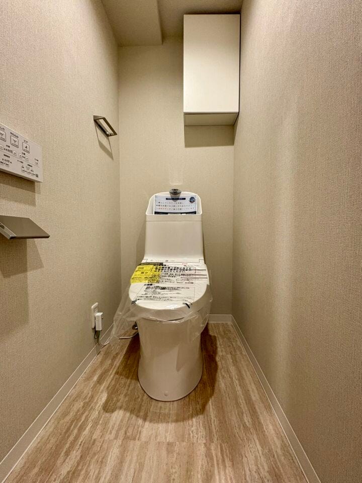 大人も子どもも快適な自動温洗浄便座機能付きです。ペーパー節約にも。