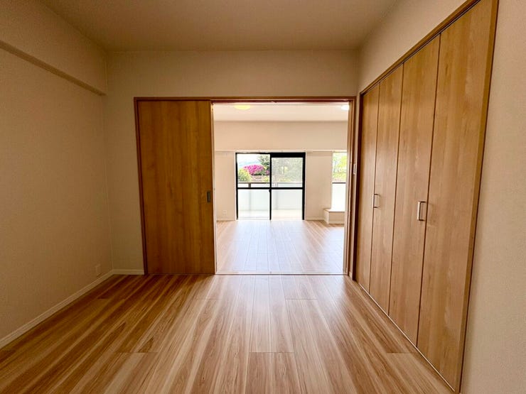 LDKに隣接する洋室です。大き目クローゼット付きででお洋服の管理もラクラク♪
