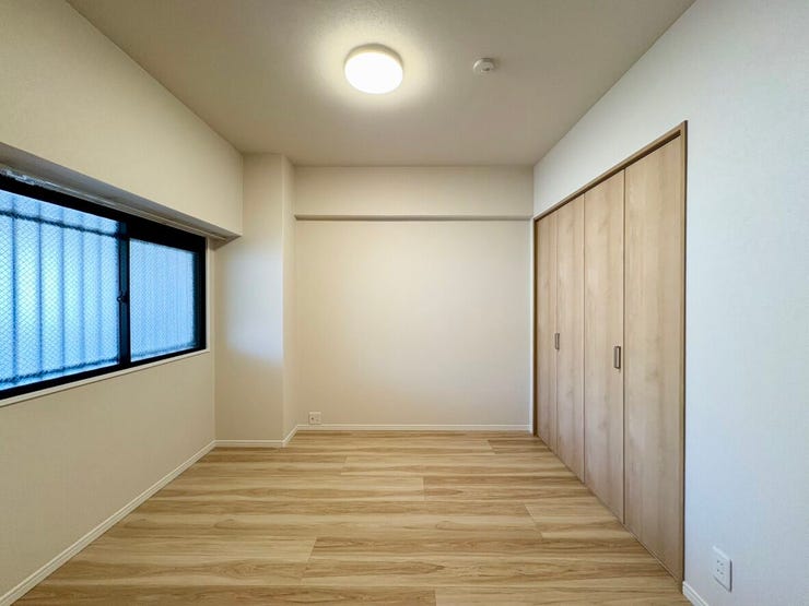 収納力のあるクローゼットを備えた洋室。衣類や小物をすっきり収納でき、居住空間を広く使えます。寝室や子ども部屋、書斎など幅広い用途に対応します。