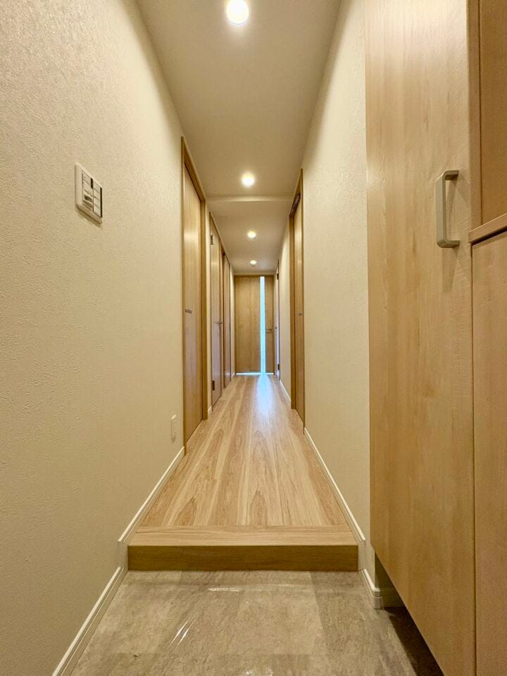 廊下は無駄のないストレート動線で、各居室へのアクセスがスムーズな設計です。可動式棚もあり便利。