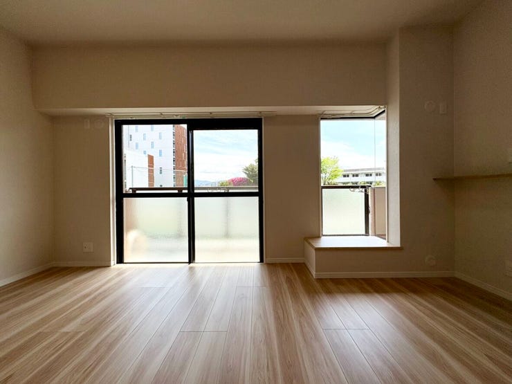 大きな窓からたっぷり光が差し込み、バルコニー直結のお部屋です。明るい色のフローリングのためお部屋も明るい印象になりますね。