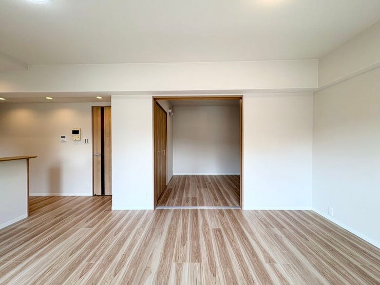 リビングとつながる洋室は、扉を開けて広々とした空間としても、閉めて個室としても使える柔軟な間取りです。来客時の客間やお子様の遊び場、将来の寝室など、ライフスタイルに合わせて活用できます。