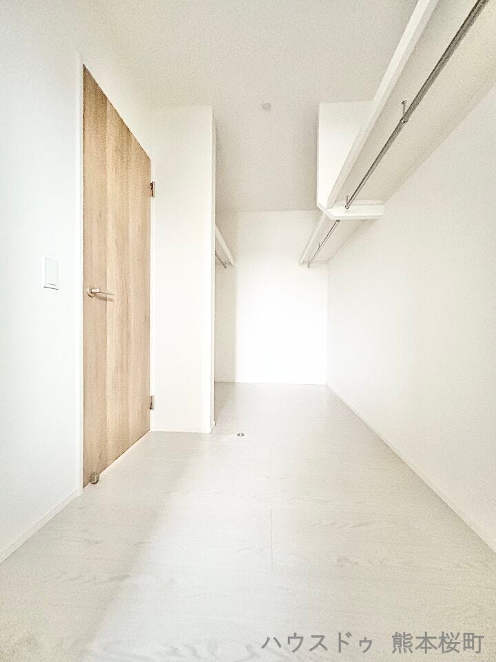 ■□■2階7.5帖洋室WIC■□■衣類から小物まで一ヶ所に集約。整理整頓がしやすく、毎日のコーディネートが楽しくなるゆとりの収納です。