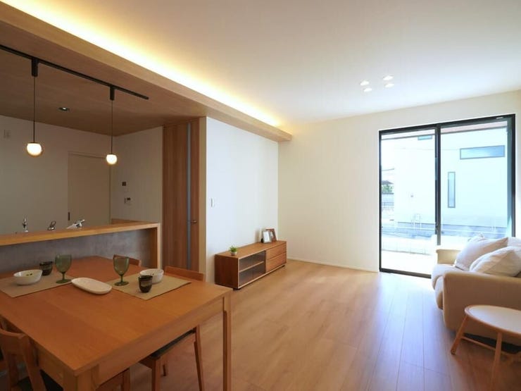 一般的な住宅は天井高2.4mが多いなか、TOSCOの住宅は天井高2.7mを標準としています。天井が高いということは、光を採り込む窓の位置も高くできるということ。TOSCOの家は光が満ちています。