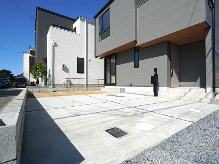 駐車2台に加えて庭スペースも確保。リビングから見える位置で、眺める楽しみ方も可能です。