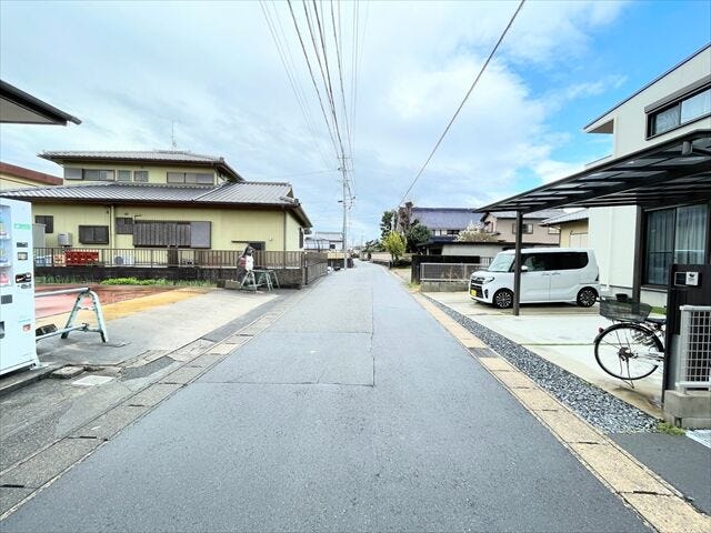 幅員約4mの前面道路です。普通車が1台通れる幅となります。大型車の通行が少ないので、振動や騒音が抑えられます。