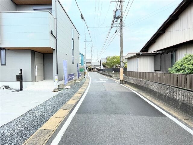 幅員約4mの前面道路です。車がすれ違うには厳しい道幅ですが、車はスピードを抑えて走行するので、お子様にも安全な道幅となっています。