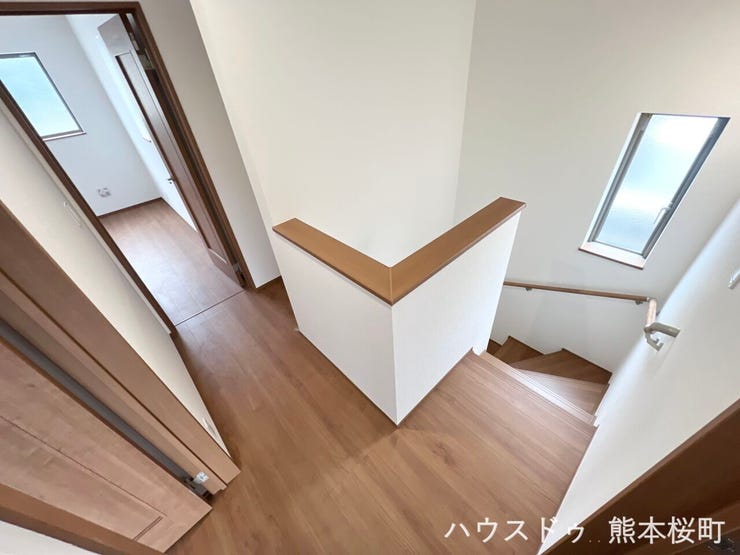 ■□■暮らしを繋ぐ、明るい動線■□■採光窓から光が差し込み、足元を優しく照らす。安全で快適な、家族の生活を支える縦の繋がりです。