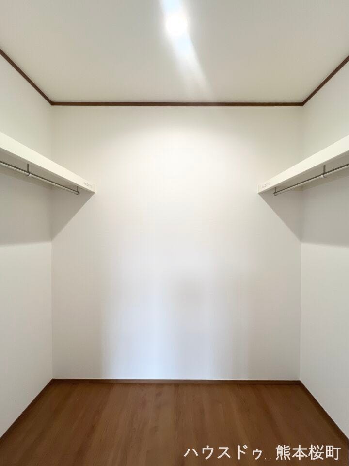 ■□■2階7.87帖洋室WIC■□■衣類から小物まで一ヶ所に集約。整理整頓がしやすく、毎日のコーディネートが楽しくなるゆとりの収納です。