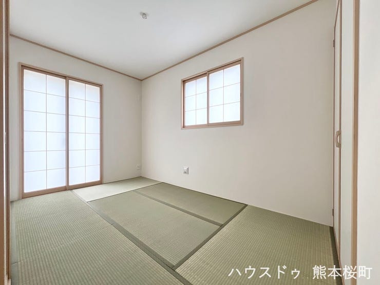 ■□■1階6帖和室■□■ゲストをもてなし、昼寝や家事にも使える、畳のぬくもりが心地よい多目的スペース。