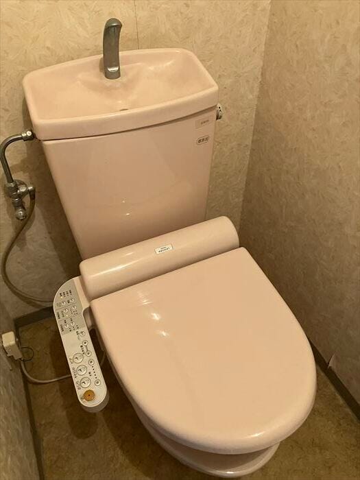 トイレには快適な温水洗浄便座付