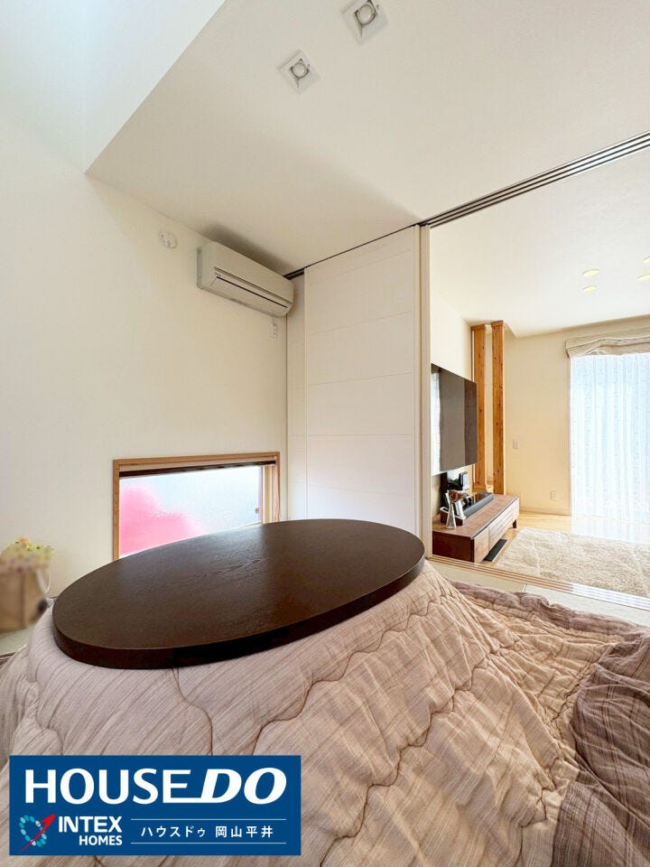 リビング横の和室は、扉を閉めれば独立したゲストルームや寝室に、開ければリビングと一体の広々空間に早変わり!小上がりになっているので、腰掛けたりお子様の遊び場にしたりと使い勝手も◎。エアコン完備も完備!