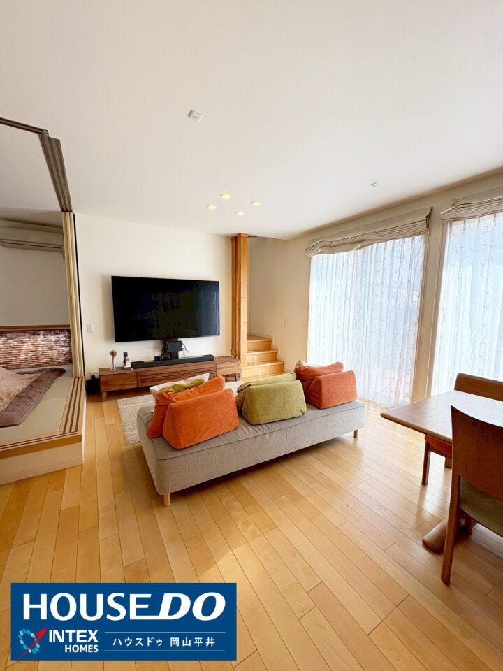 大きな窓からたっぷり光が差し込む、明るく広々としたリビング!リビング階段を採用しており、お子様とのコミュニケーションも自然と増えますね。隣には小上がりの和室もあり、お昼寝スペースとしても使用できます。