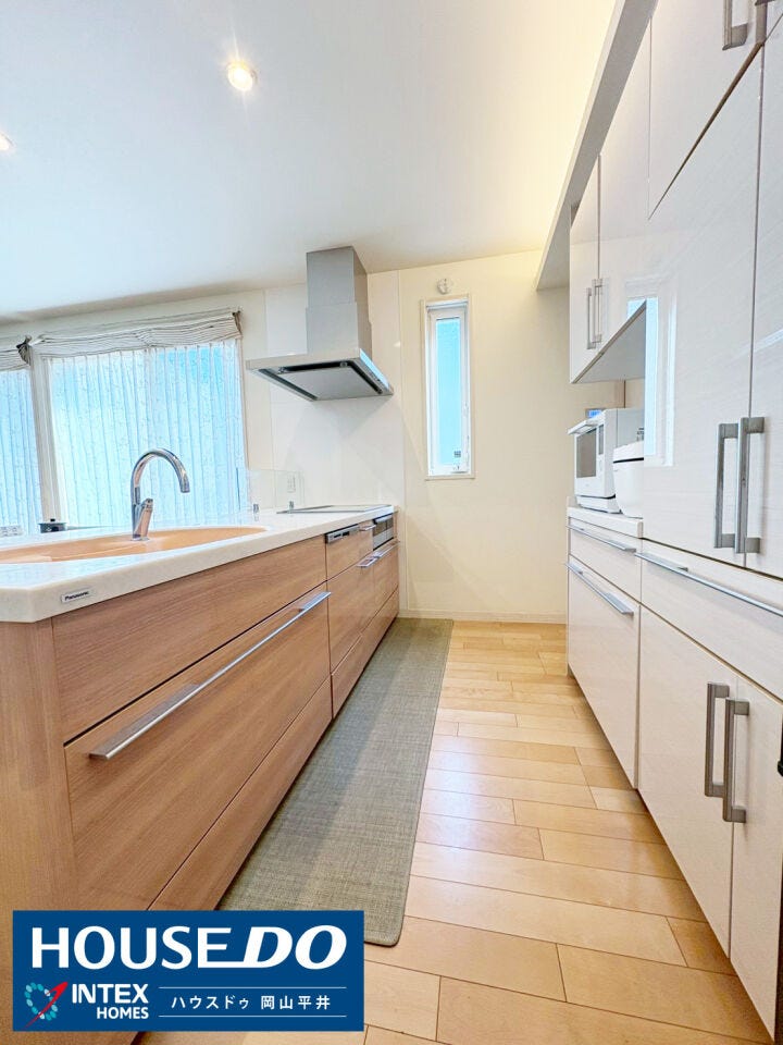 リビングだけでなく、なんとキッチンの足元まで床暖房を完備!冬の朝の冷え込みも気にせず、ポカポカ温まりながらお料理を楽しめます。家事をする人の気持ちに寄り添った、ワンランク上の快適設備です。