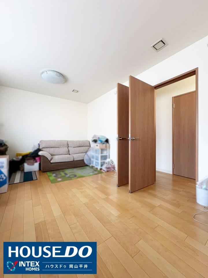 お子様が小さいうちはプレイルームとして、将来は壁を作って2つの個室に仕切れる便利な間取り。ライフステージの変化に対応できるのが嬉しいですね。どちらのお部屋にしても明るさと通風をしっかり確保できます!