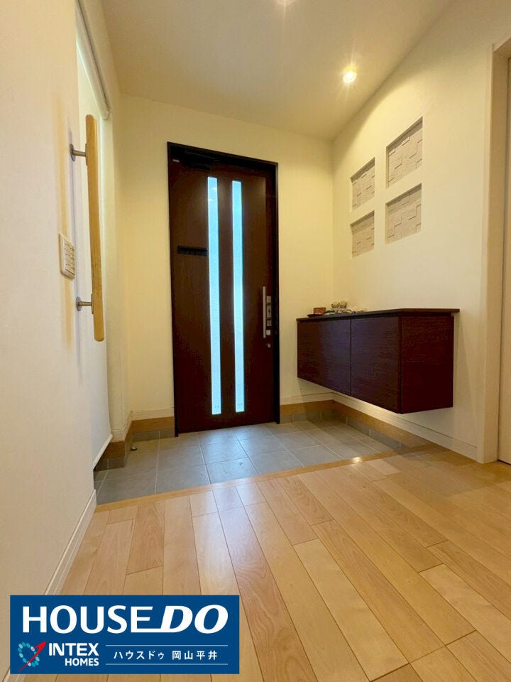 玄関横にはたっぷり収納できるシューズインクロークを完備!そのままパントリーへ繋がる魔法の動線で、重い買い出し荷物も玄関から最短距離で運べちゃいます。