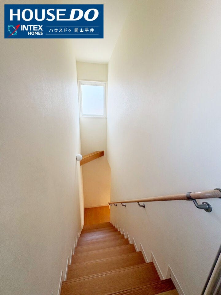 高い位置に設置された窓から、明るい陽光が階段いっぱいに広がります。手すり付きで小さなお子様やご年配の方の昇り降りも安心。白を基調とした壁面と木の温もりが調和した、心地よい設計が魅力です!