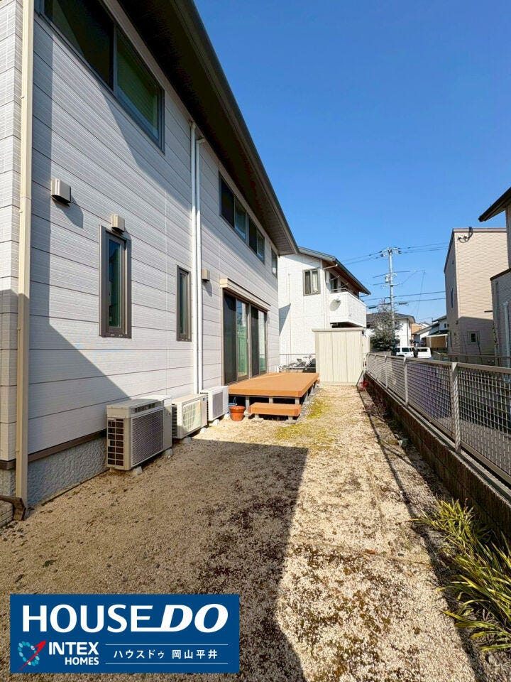 リビングからフラットに繋がるウッドデッキは、お子様の遊び場や日光浴に最適!広いお庭スペースでは、ガーデニングや夏にはビニールプールも楽しめそうですね。