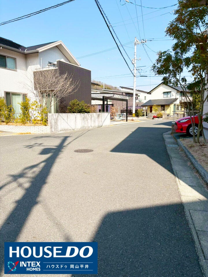 周辺は交通量が少なく、お子様との通学や散歩も安心な落ち着いた住環境。道幅にゆとりがあるため、お車の出し入れや対向車とのすれ違いもストレスフリーです!