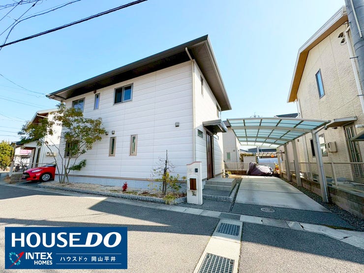 【外観】
青空に映えるスタイリッシュな外観。大切な愛車を守るカーポート付きで、雨の日の乗り降りやお買い物帰りも安心です!前面道路もスッキリしており、駐車が苦手な方でも大丈夫。