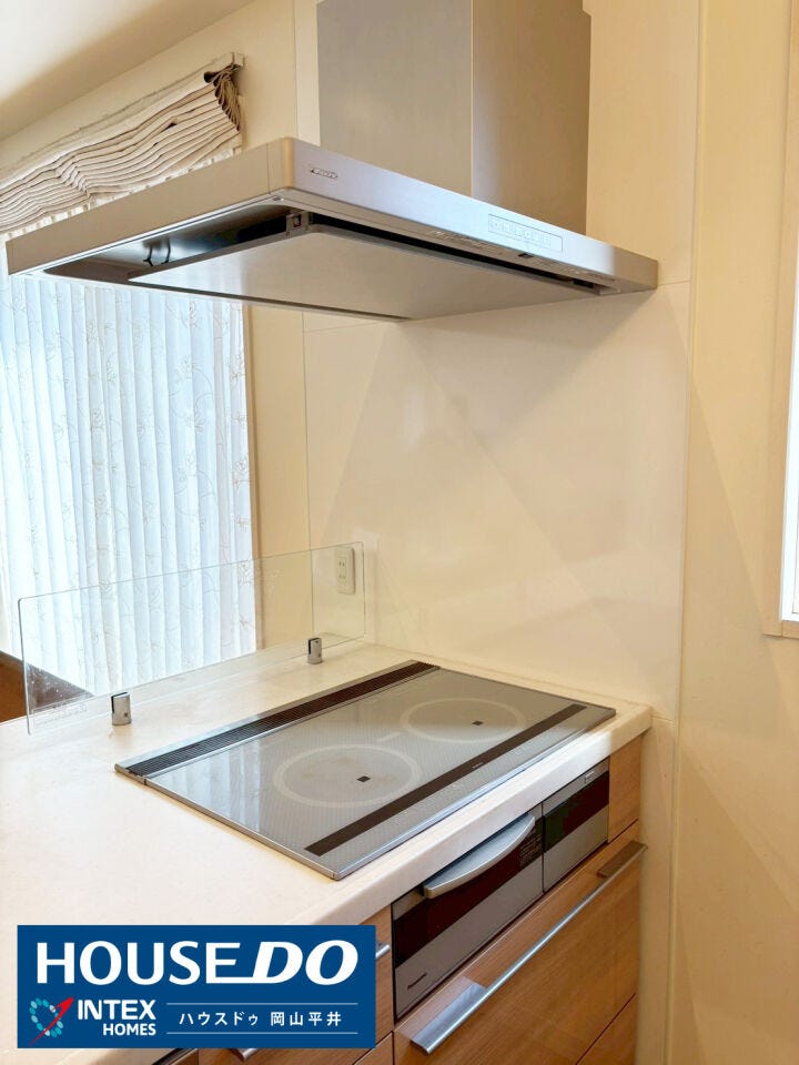 フラットなIHクッキングヒーターは、サッと拭くだけでお手入れ完了!火を使わないので夏場も涼しく、お子様とのお料理も安心です。スリムなレンジフードと共にキッチンをスタイリッシュに演出。